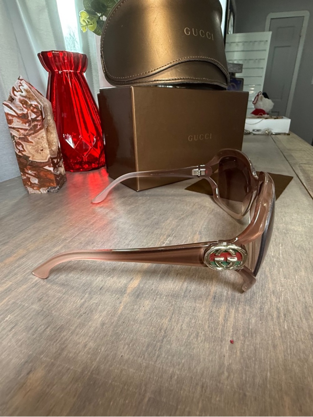 Gucci oversized sunglasses iconic G logo on the temples. Comes with EVERYTHING!